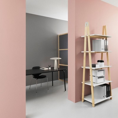 pasillo con Estantería One Step Up Bookcase alta de Normann Copenhagen pasillo con Estantería One Step Up Bookcase alta de Normann Copenhagen