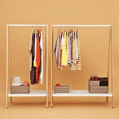 Habitación con Toj Clothes Rack color blanco de Normann Copenhagen Habitación con Toj Clothes Rack color blanco de Normann Copenhagen