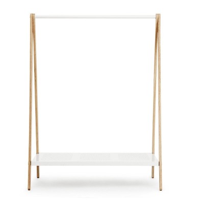 Burra Toj Clothes Rack grande en fresno y acero color blanco de Normann Copenhagen Burra Toj Clothes Rack grande en fresno y acero color blanco de Normann Copenhagen