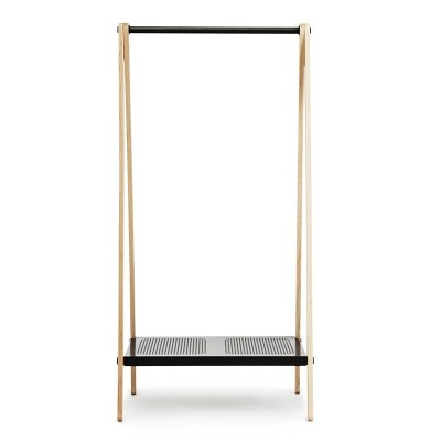 Toj Clothes Rack pequeña en fresno y acero color negro de Normann Copenhagen Toj Clothes Rack pequeña en fresno y acero color negro de Normann Copenhagen