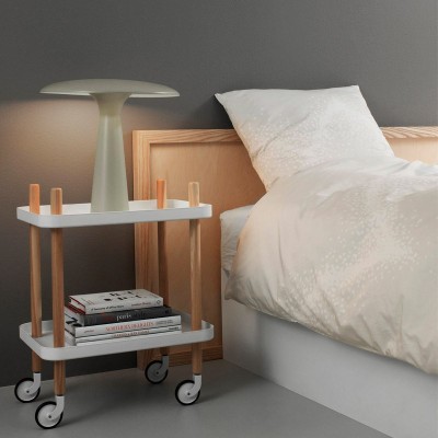 Carrito Block Table color negro patas fresno de Normann Copenhagen como mesilla.