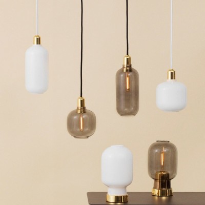 Ambiente cálido con Lámparas suspensión Amp Brass de Normann Copenhagen Ambiente cálido con Lámparas suspensión Amp Brass de Normann Copenhagen