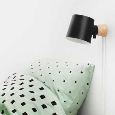 Dormitorio con Lámpara de pared Rise negro de Normann Copenhagen Dormitorio con Lámpara de pared Rise negro de Normann Copenhagen