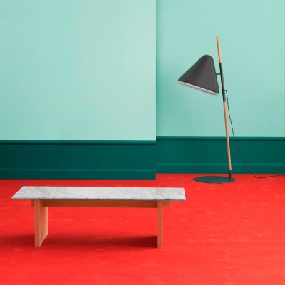 ambiente interior con Lámpara de pie Hello gris oscuro de Normann copenhagen ambiente interior con Lámpara de pie Hello gris oscuro de Normann copenhagen