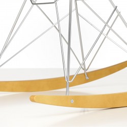 Detalle base cromada mecedora RAR de Vitra en Moises Showroom Detalle base cromada mecedora RAR de Vitra en Moises Showroom