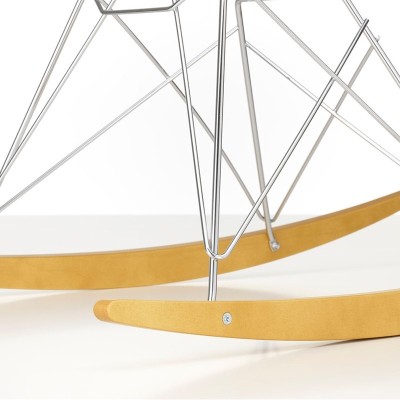 Detalle base cromada mecedora RAR de Vitra en Moises Showroom Detalle base cromada mecedora RAR de Vitra en Moises Showroom
