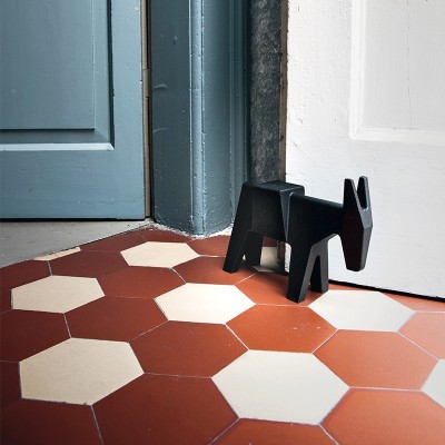 ambiente pasillo con Ettore de magis sujetando puerta ambiente pasillo con Ettore de magis sujetando puerta