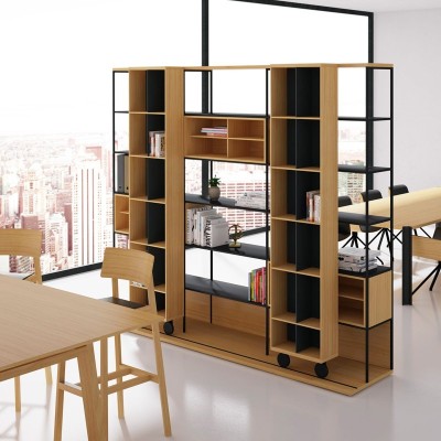 salón con Estantería Literatura Open roble natural de Punt Mobles
