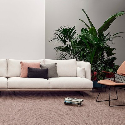 Ambiente sofá Serene con chaiselongue de Joquer Moises Showroom 3 Ambiente sofá Serene con chaiselongue de Joquer Moises Showroom 3