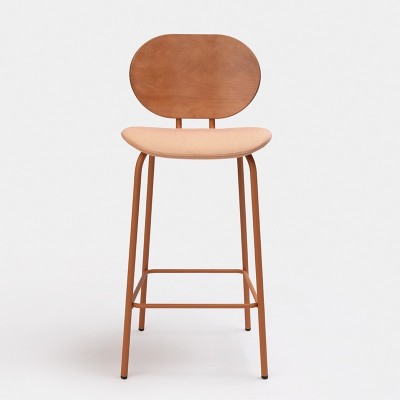 Taburete HARI con respaldo en madera de haya de Ondarreta en Moises Showroom 3