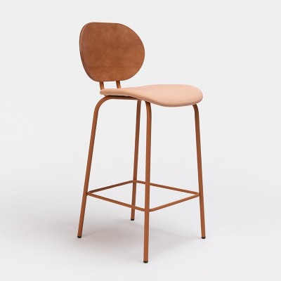 Taburete HARI con respaldo en madera de haya de Ondarreta en Moises Showroom 4