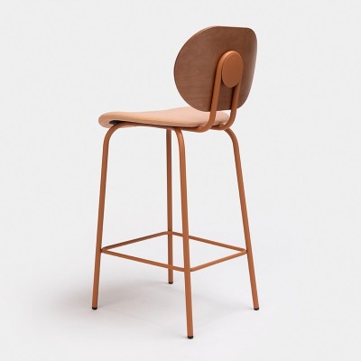 Taburete HARI con respaldo en madera de haya de Ondarreta en Moises Showroom 6