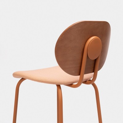 Taburete HARI con respaldo en madera de haya de Ondarreta en Moises Showroom