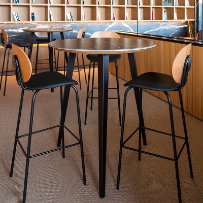 Ambiente taburete HARI con respaldo en madera de haya de Ondarreta en Moises Showroom