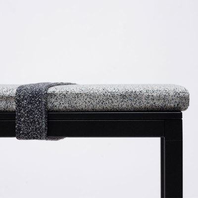 Detalle Banco Dry con cojín y cincha de Ondarreta en Moises Showroom