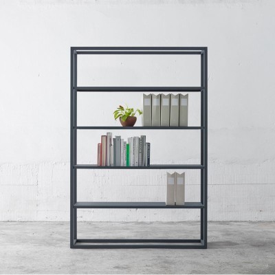 Estantería DRY Modulo 5 azul marino de Ondarreta en Moises Showroom ambientada