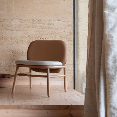 Ambiente sillon respaldo bajo Lana madera de Ondarreta en Moises Showroom Ambiente sillon respaldo bajo Lana madera de Ondarreta en Moises Showroom