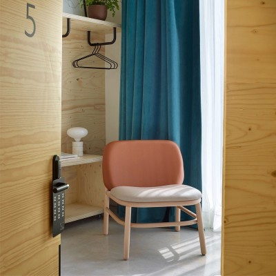 Ambiente 2 sillon respaldo bajo Lana madera de Ondarreta en Moises Showroom Ambiente 2 sillon respaldo bajo Lana madera de Ondarreta en Moises Showroom