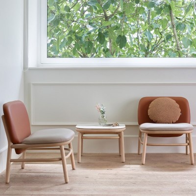 zona de espera sillon respaldo bajo Lana madera de Ondarreta en Moises Showroom zona de espera sillon respaldo bajo Lana madera de Ondarreta en Moises Showroom