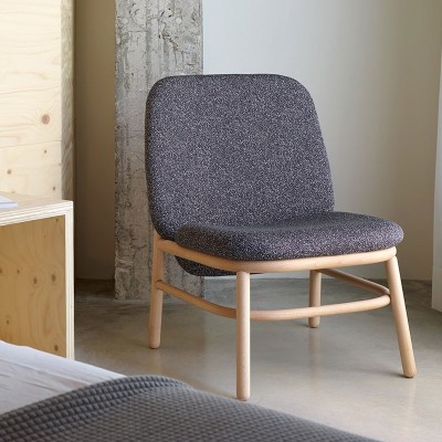 habitacin con sillon lana respaldo alto madera de Ondarreta en Moises Showroom habitacin con sillon lana respaldo alto madera de Ondarreta en Moises Showroom