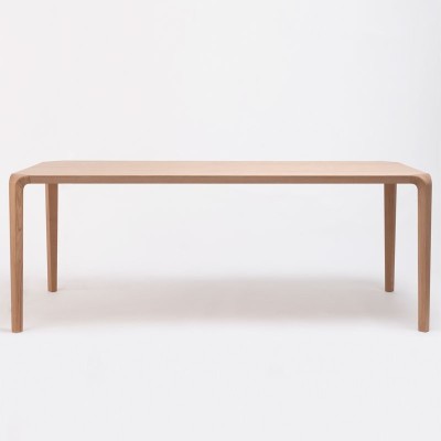 Mesa de madera de roble Silu de Ondarreta en Moises Showroom Mesa de madera de roble Silu de Ondarreta en Moises Showroom