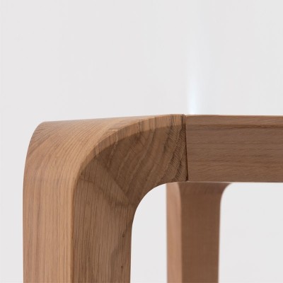 Detalle mesa de madera de roble Silu de Ondarreta en Moises Showroom Detalle mesa de madera de roble Silu de Ondarreta en Moises Showroom