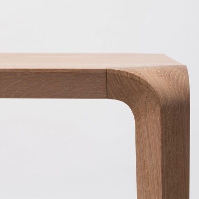 Detalle patas mesa Silu de Ondarreta en Moises Showroom Detalle patas mesa Silu de Ondarreta en Moises Showroom