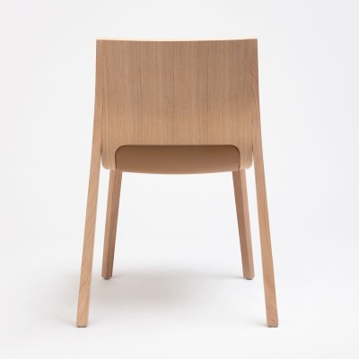 Silla Silu en madera de roble + apilador cognac de Ondarreta en Moises Showroom 2 Silla Silu en madera de roble + apilador cognac de Ondarreta en Moises Showroom 2