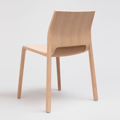 Silla Silu en madera de roble + apilador cognac de Ondarreta en Moises Showroom Silla Silu en madera de roble + apilador cognac de Ondarreta en Moises Showroom