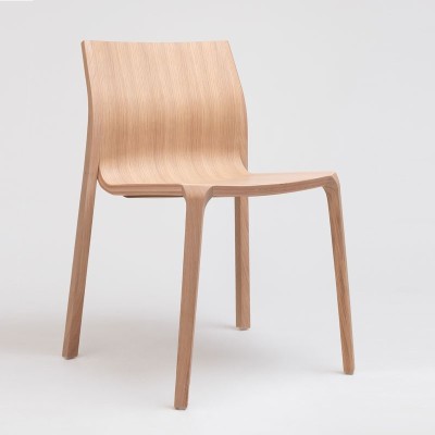 Silla Silu en madera de roble de Ondarreta en Moises Showroom Silla Silu en madera de roble de Ondarreta en Moises Showroom