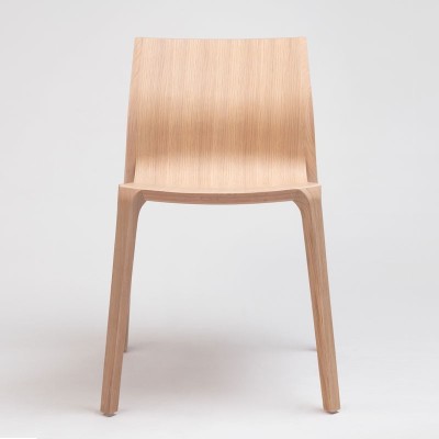 Frente silla Silu en madera de roble de Ondarreta en Moises Showroom Frente silla Silu en madera de roble de Ondarreta en Moises Showroom