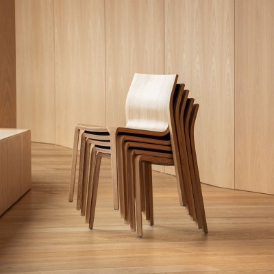 Ambiente 1 silla apilable Silu de Ondarreta en Moises Shworoom