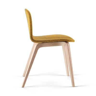 Lateral silla tapizada Bob XL mostaza de Ondarreta en Moises Showroom Lateral silla tapizada Bob XL mostaza de Ondarreta en Moises Showroom