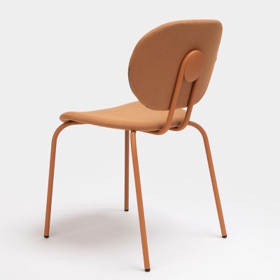Silla Hari tapizada de Ondarreta en Moises Showroom Silla Hari tapizada de Ondarreta en Moises Showroom