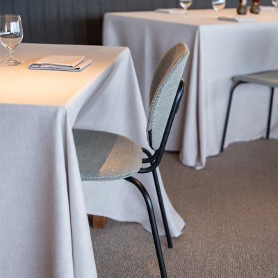 Restaurante con silla Hari tapizada de Ondarreta en Moises Showroom Restaurante con silla Hari tapizada de Ondarreta en Moises Showroom