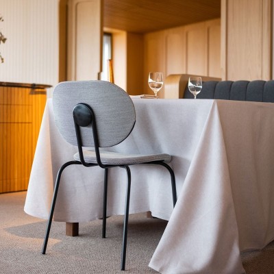Restaurante con silla Hari tapizada de Ondarreta en Moises Showroom Restaurante con silla Hari tapizada de Ondarreta en Moises Showroom