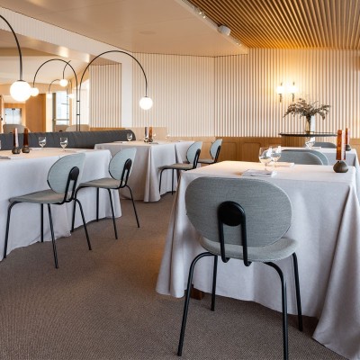 Restaurante con silla Hari tapizada de Ondarreta en Moises Showroom Restaurante con silla Hari tapizada de Ondarreta en Moises Showroom