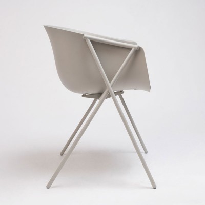 Silla Bai polipropileno gris seda de Ondarreta en Moises Showroom Silla Bai polipropileno gris seda de Ondarreta en Moises Showroom