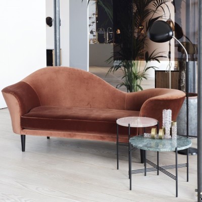 Ambiente lámpara Cobra floor lamp y sofá de Gubi Ambiente lámpara Cobra floor lamp y sofá de Gubi