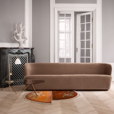 Salón con sofá Stay de Gubi en Moises Showroom Salón con sofá Stay de Gubi en Moises Showroom