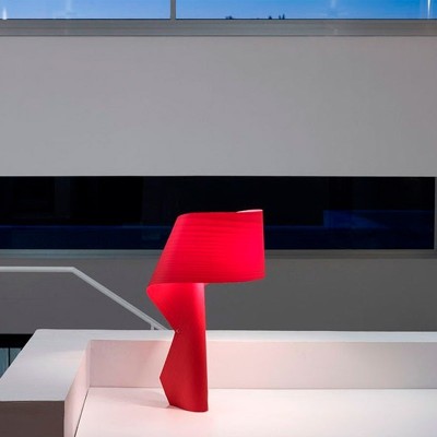 interior salón con Lámpara mesa Air MG Luzifer roja interior salón con Lámpara mesa Air MG Luzifer roja