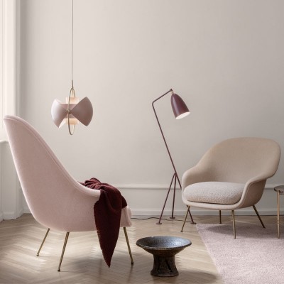 Ambiente 2 Sillón Bat de Gubi con respaldo alto en Moises Showroom Ambiente 2 Sillón Bat de Gubi con respaldo alto en Moises Showroom