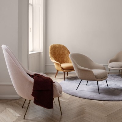 Ambiente 3 Sillón Bat de Gubi con respaldo alto en Moises Showroom Ambiente 3 Sillón Bat de Gubi con respaldo alto en Moises Showroom