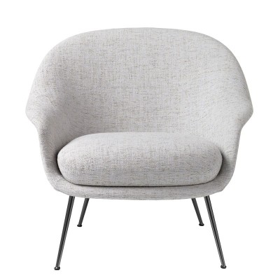 Frente Bat Lounge chair con respaldo bajo color gris de Gubi en Moises showroom Frente Bat Lounge chair con respaldo bajo color gris de Gubi en Moises showroom