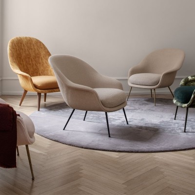 Ambiente Bat Lounge chair con respaldo bajo de Gubi en Moises showroom Ambiente Bat Lounge chair con respaldo bajo de Gubi en Moises showroom