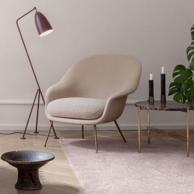 Ambiente Bat Lounge chair con respaldo bajo de Gubi en Moises showroom Ambiente Bat Lounge chair con respaldo bajo de Gubi en Moises showroom