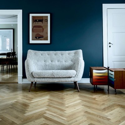 sofá y glove cabinet de Finn Juhl en Moises Showroom sofá y glove cabinet de Finn Juhl en Moises Showroom
