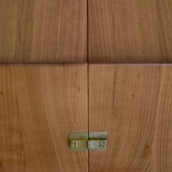 detalle puerta glove cabinet de Finn Juhl detalle puerta glove cabinet de Finn Juhl