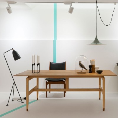Mesa Kaufmann de Finn Juhl en Moises Showroom Mesa Kaufmann de Finn Juhl en Moises Showroom