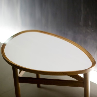 Mesa de centro Eye Table de Finn Juhl en Moises Showroom roble laminado blanco Mesa de centro Eye Table de Finn Juhl en Moises Showroom roble laminado blanco